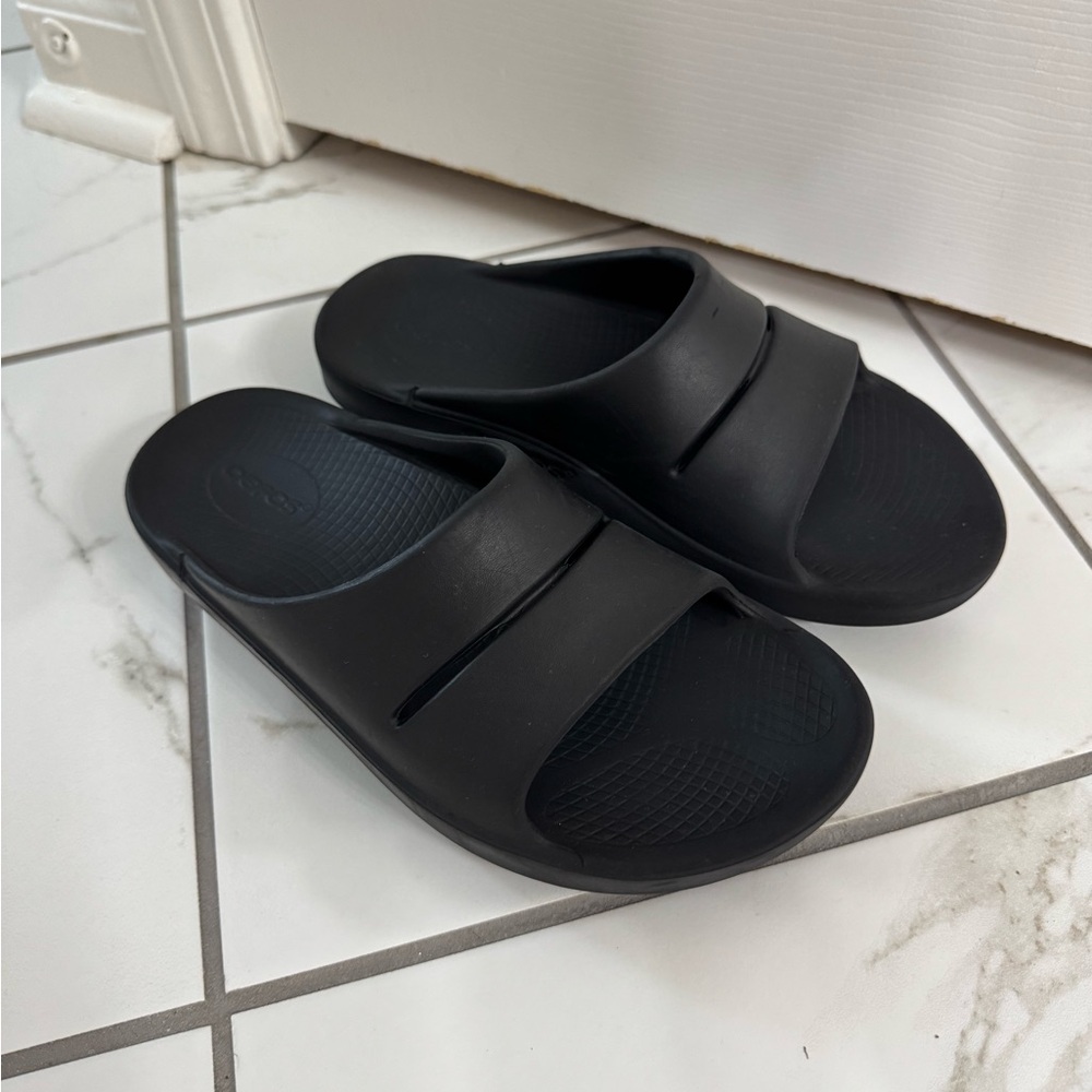 OOFOS Women's Recovery Black Slides